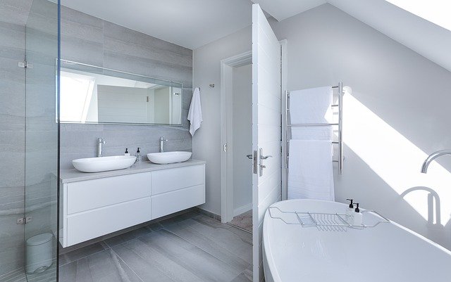 bílá moderní minimalistická koupelna