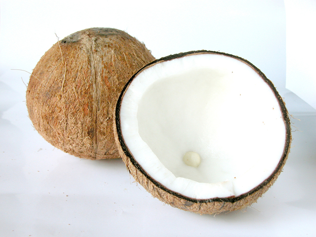 rozpůlený kokosový ořech na podkladu 