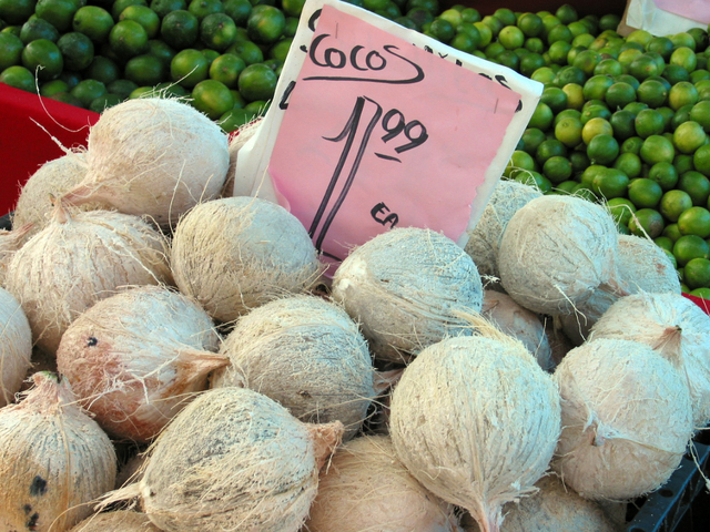 kokosové ořechy na prodej na tržnici